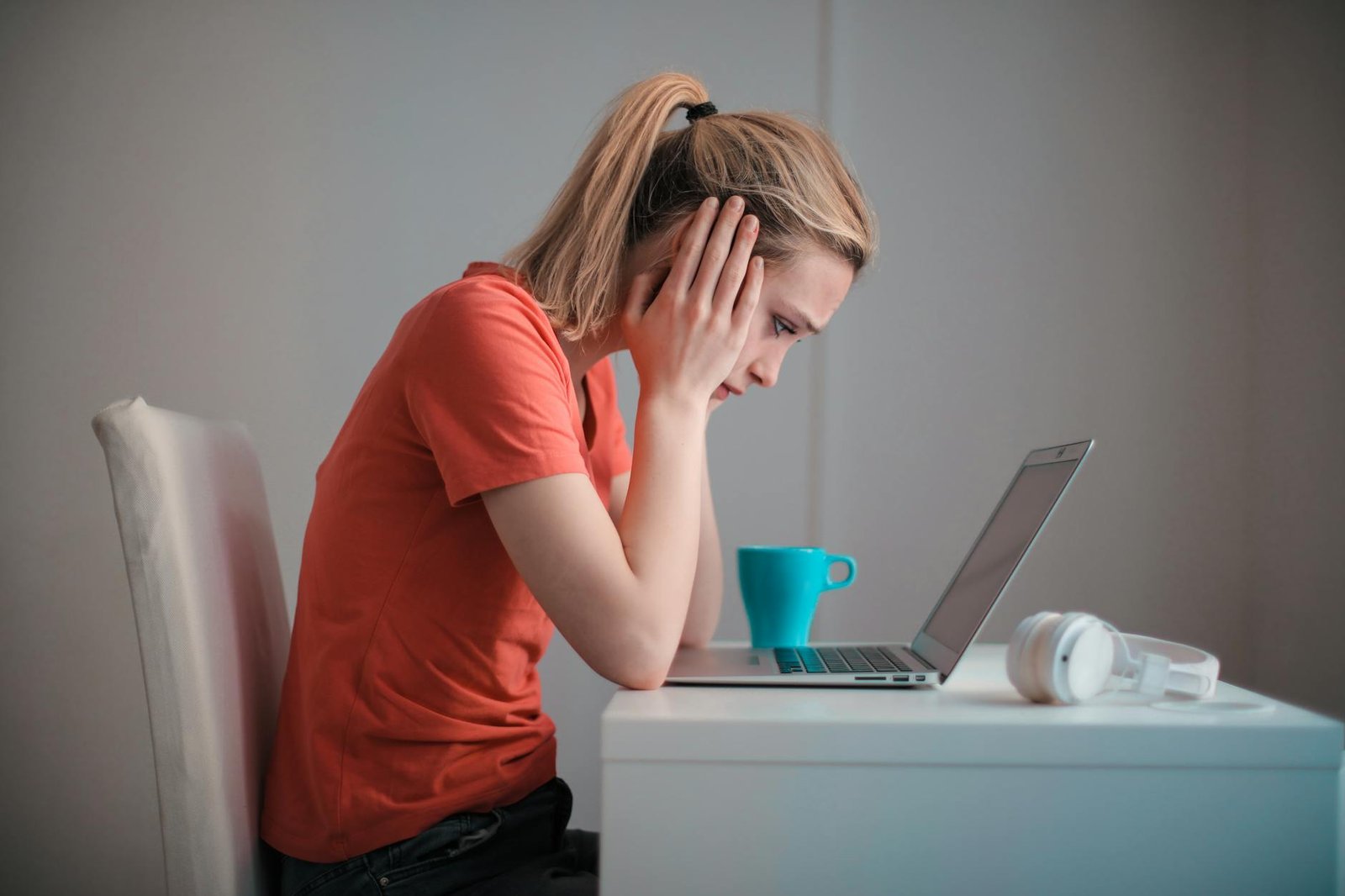 Photo by Andrea Piacquadio on <a href="https://www.pexels.com/photo/young-troubled-woman-using-laptop-at-home-3755755/" rel="nofollow">Pexels.com</a>